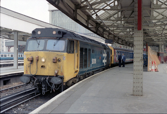 50016 1015 Waterloo - Salisbury at Waterloo on Thursday 3 August 1989