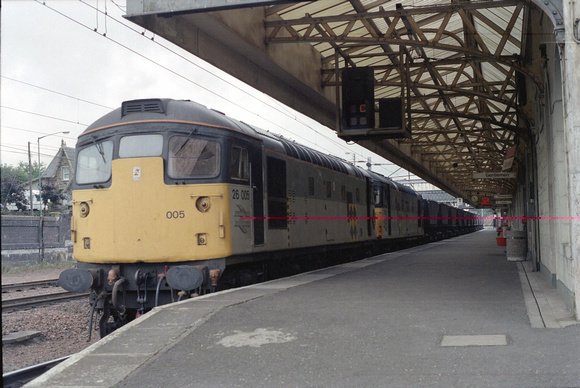 26005/26006 on eastbound MGRs at Carstairs on Tuesday 28 August 1990