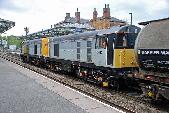 20905/20901 on rear 8X23 0955 Derby - Old Dalby at Melton Mowbray on Friday 14 May 2010