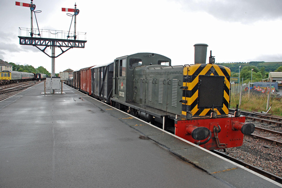 D2133 shunting wagons at Minehead on Wednesday 9 July 2008