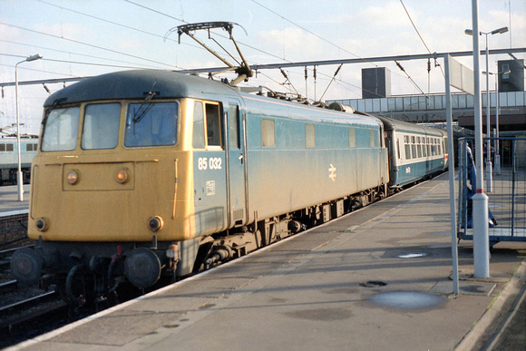 85032 1S64 0824 Plymouth - Glasgow Central at Wolverhampton on Wednesday 28 December 1988