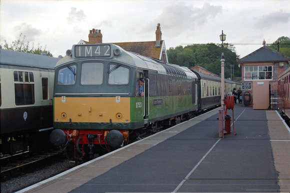 D7523 1400 Minehead - Bishops Lydeard at Bishops Lydeard on Friday 1 September 2006