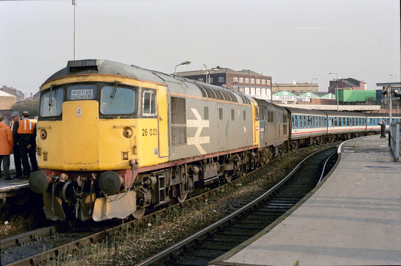 26025/31434 2C37 1048 Manchester Victoria - Barrow at Manchester Victoria on Saturday 20 October 1990