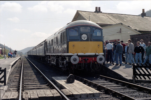 D5032 1315 Pickering - Grosmont at Levisham on Saturday 27 April 1991