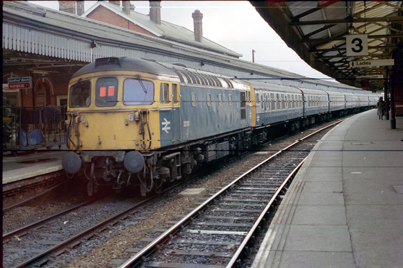 33101 1L11 1610 Waterloo - Salisbury at Salisbury on Saturday 16 Aptil 1988