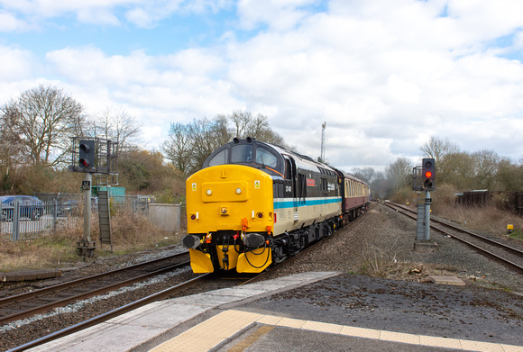 37401 5Z47 0948 Eastleigh - Crewe at Hatton on Tuesday 11 March 2025