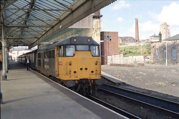 31200 2J64 1805 Blackburn - Manchester Victoria at Blackburn on Monday 25 July 1988