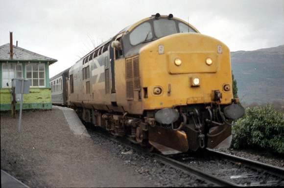 37409 1T40 0840 Fort William - Glasgow Queen Street at Arrochar on Wednesday 4 January 1989