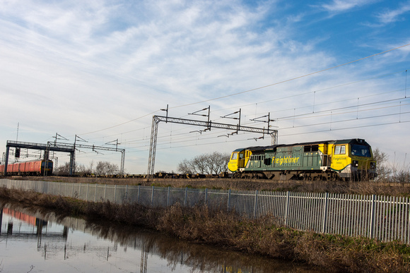 70002 4O29 1520 Trafford Park - Southampton at Ansty Canal on Tuesday 4 April 2023