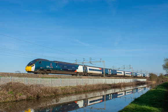 390001 1F30 1643 Euston - Liverpool Lime Street at Ansty Canal on Tuesday 4 April 2023