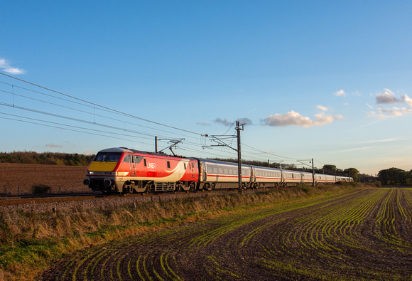 91124 leading 1D17 1403 Kings Cross - Leeds at Eaton Lane, Retford on Friday 4 November 2022