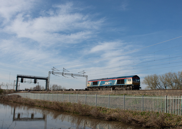 66747 4L18 1420 Trafford Park - Felixstowe at Ansty Canal, Shilton on Tuesday 4 April 2023