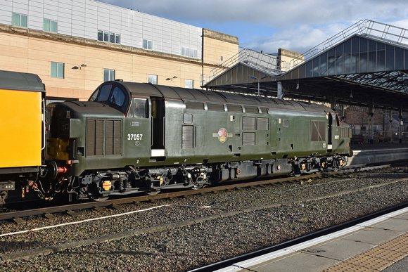 37057 on rear 1Q77 1300 Mossend - Inverness at Inverness on Saturday 15 April 2017