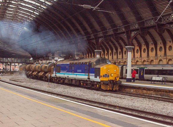 37425 tnt 37422 3J51 0950 York - York at York on Friday 15 December 2023