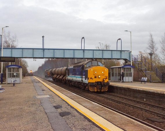 37425 tnt 37422 3J51 0950 York - York at Gilberdyke on Friday 15 December 2023