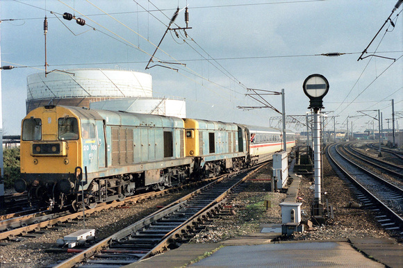 20160/20147 1A46 1330 Preston - Euston at Wigan North Western on Sunday 22 January 1989