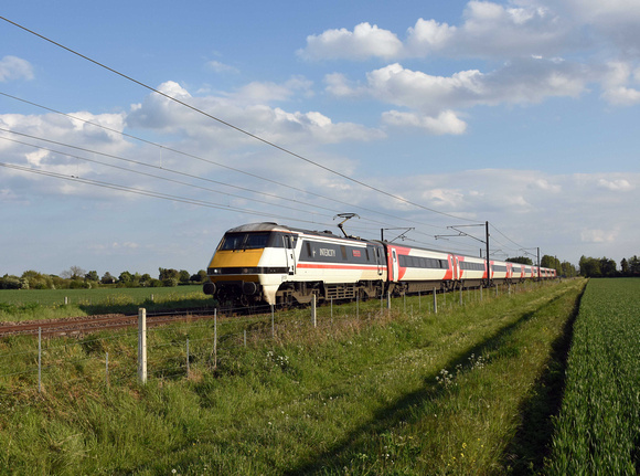 91119 1D23 1705 Kings Cross - Leeds at Cromwell on Sunday 12 May 2019