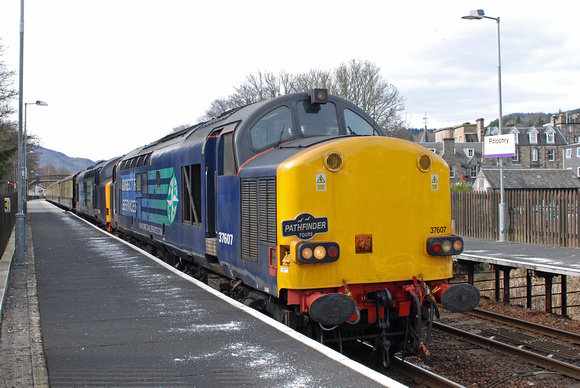 37607/37409 shunting 1Z35 1635 Pitlochry - Dumbarton Charter at Pitlochry on Sunday 31 March 2013