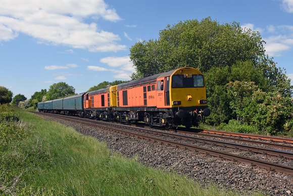 20311/20314 5O86 1040 Leicester - Eastleigh at Wormleighton Crossing, Fenny Compton on Thursday 14 May 2020