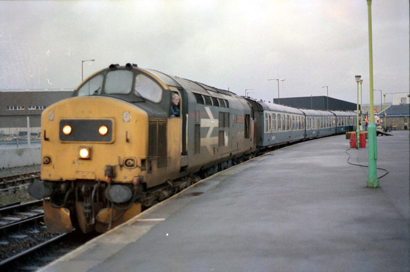 37405 2T46 1555 Mallaig - Fort William at Mallaig on Wednesday 4 January 1989