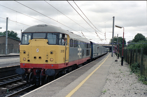 31105 2F34 1620 Preston - Liverpol Lime St at Leyland on Wednesday 2 August 1989
