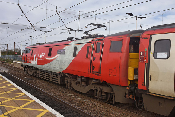 91114 1E14 1200 Edinburgh - Kings Cross at Newark Northgate on Saturday 21 March 2020