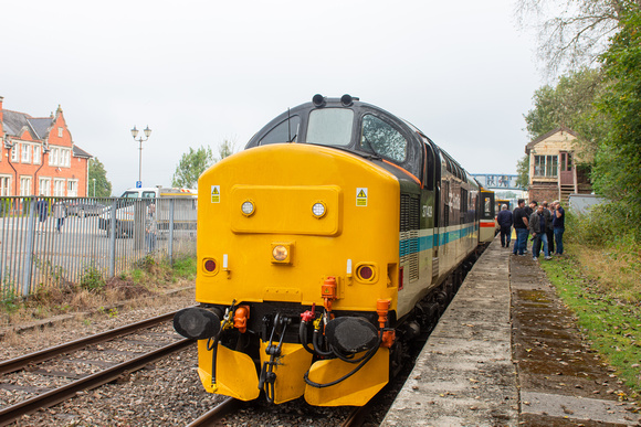 37409 tnt D6817 1Z37 0840 Crewe - Cardiff Charter at Llandrindod on Saturday 7 September 2024