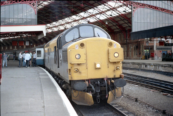 37012 2V87 1658 Weymouth - Cardiff at Bristol Temple Meads on Tuesday 20 August 1991