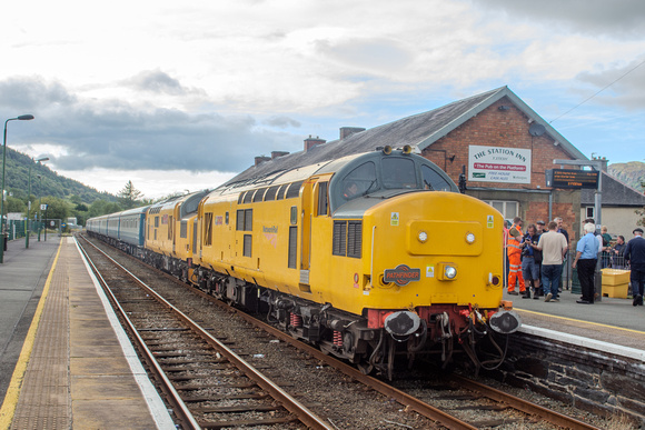 97304/97302 1Z68 1623 Pwllheli - Bristol T.M. Charter at Porthmadog on Thursday 5 September 2024