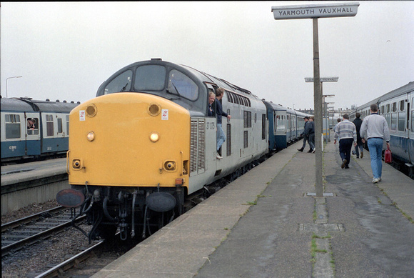 37075 1E94 1530 Yarmouth - Newcastle at Yarmouth on Saturdau 24 September 1988