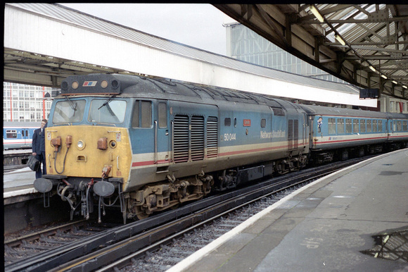 50044 being taken off 1V11 1115 Waterloo - Exeter at Waterloo on Saturday 21 October 1989