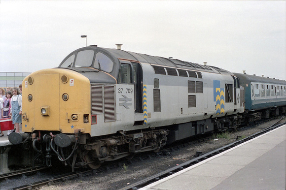 37709 1L81 0937 Leeds - Yarmouth at Yarmouth on Saturday 28 July 1990