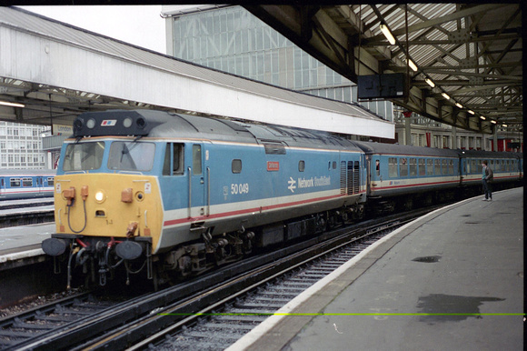 50049 1V11 1115 Waterloo - Exeter at Waterloo on Saturday 21 October 1989