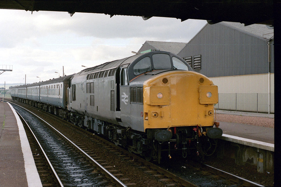 37087 2A74 1712 Dundee - Montrose at Montrose on Monday 25 June 1990