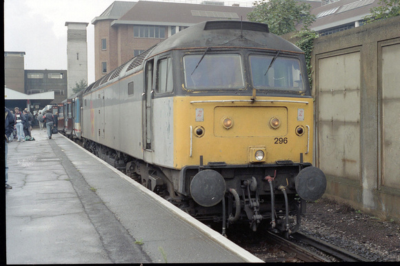 47296 failed 1L08 1026 Salisbury - Waterloo at Surbiton on Sunday 29 September 1991